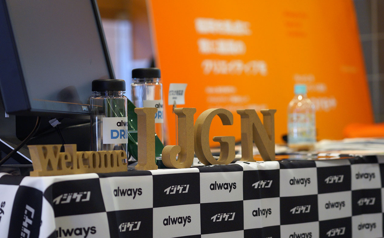 写真：スポンサーブースが企業ロゴを使ってデコレーションされている様子