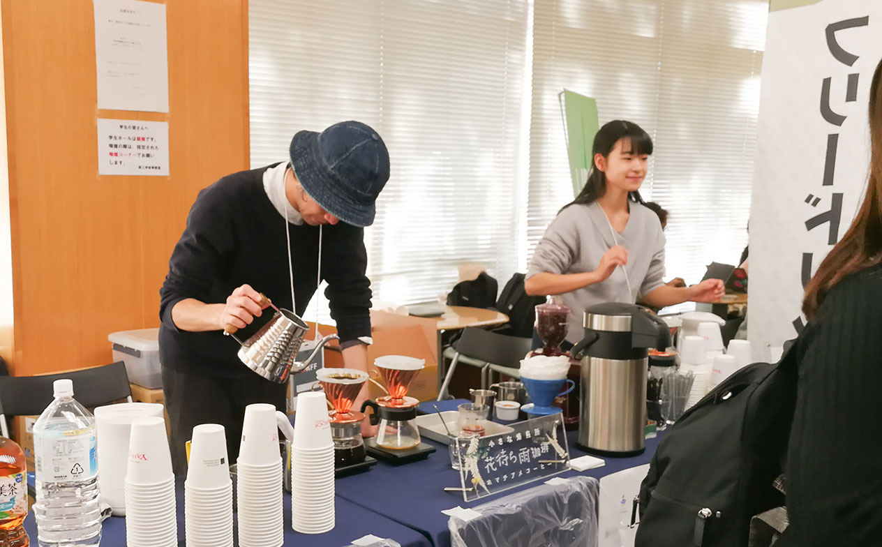 写真：コーヒーを提供している様子