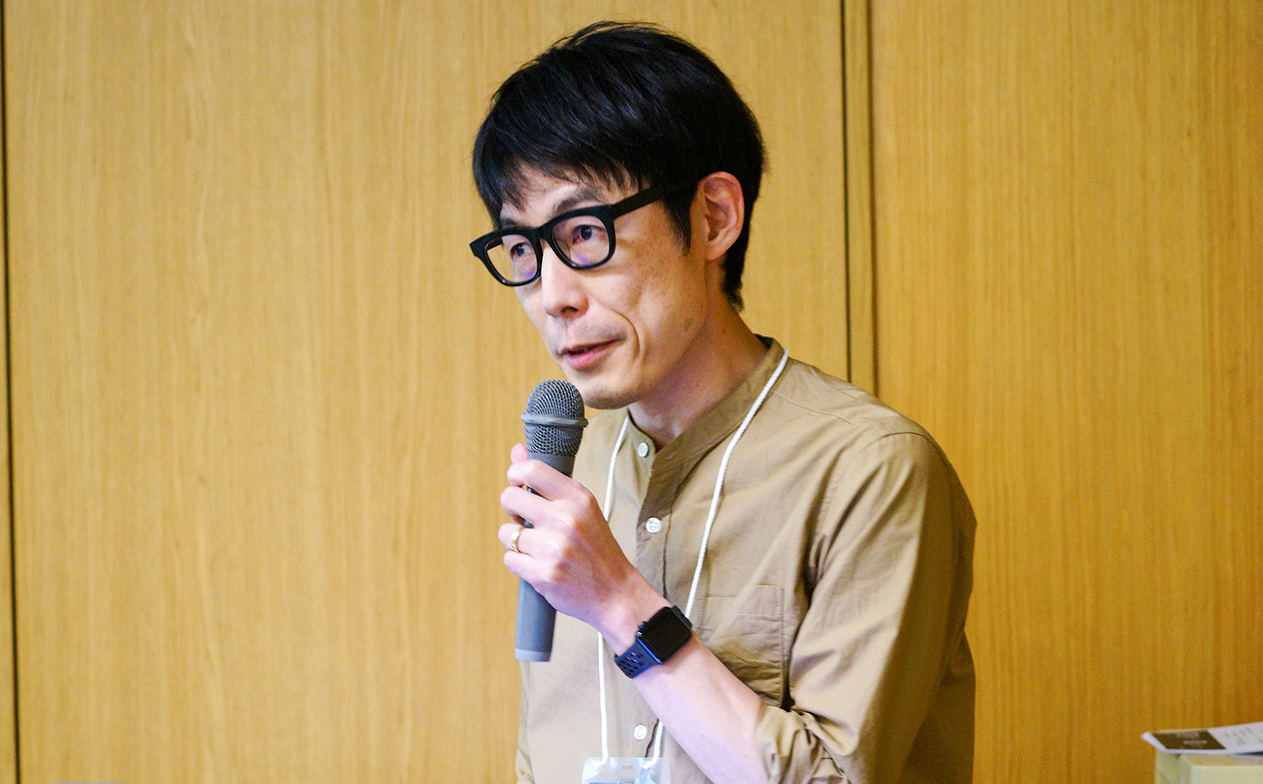 写真：セッション中のスピーカー 鈴木さん