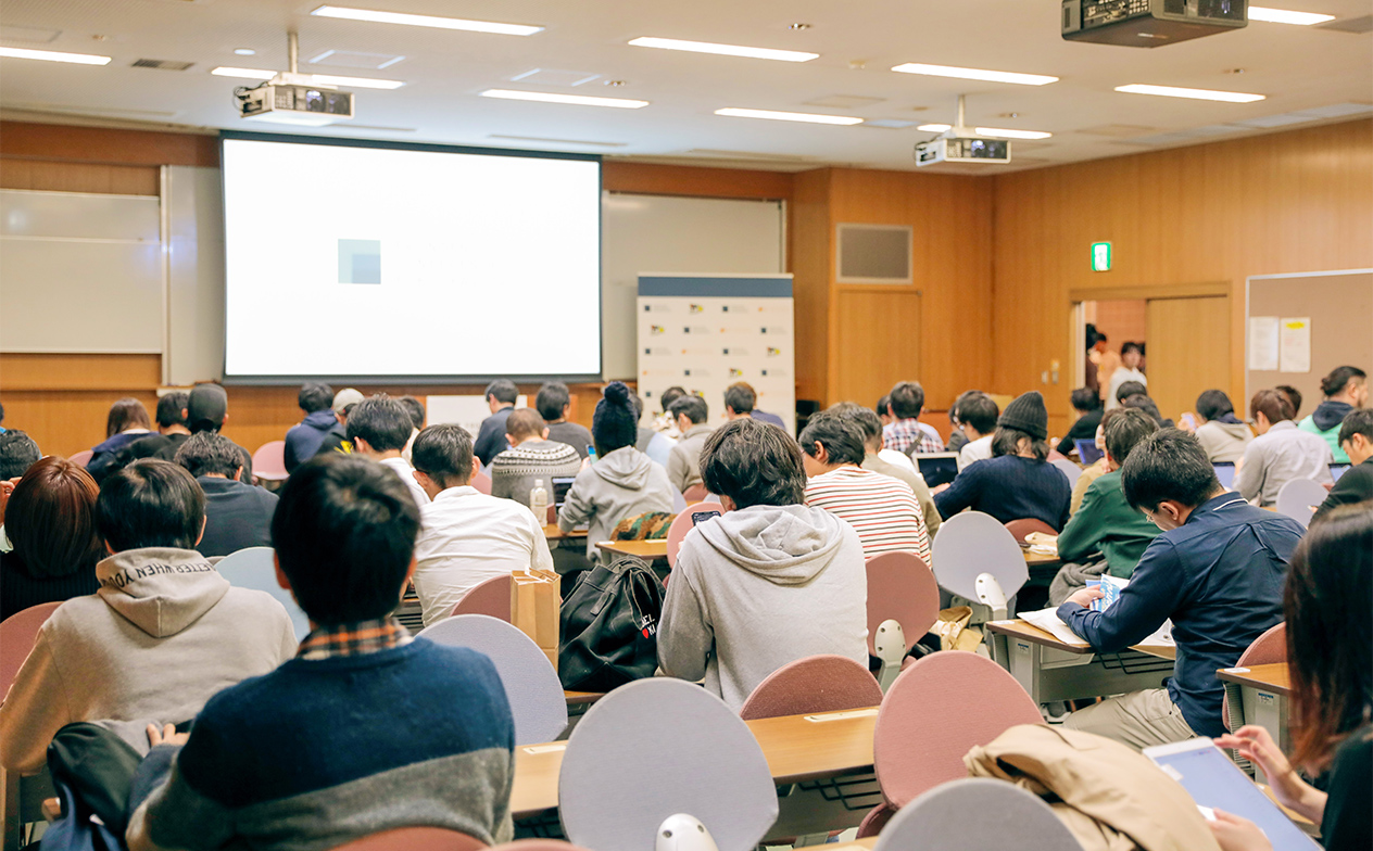 写真：セッションが行われる部屋に、たくさんの参加者が着席している様子